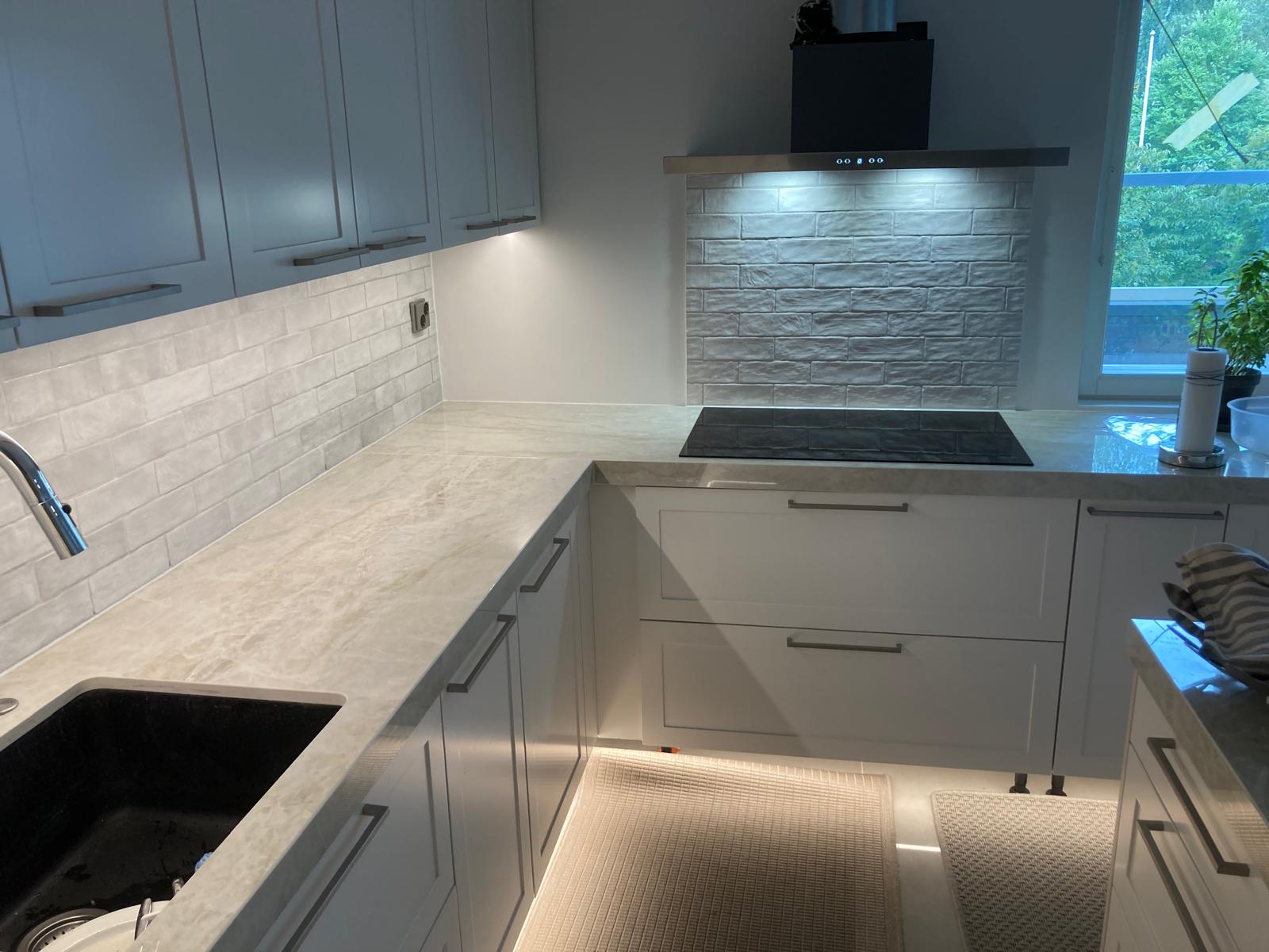 Keittiön laatoitus ja tasot