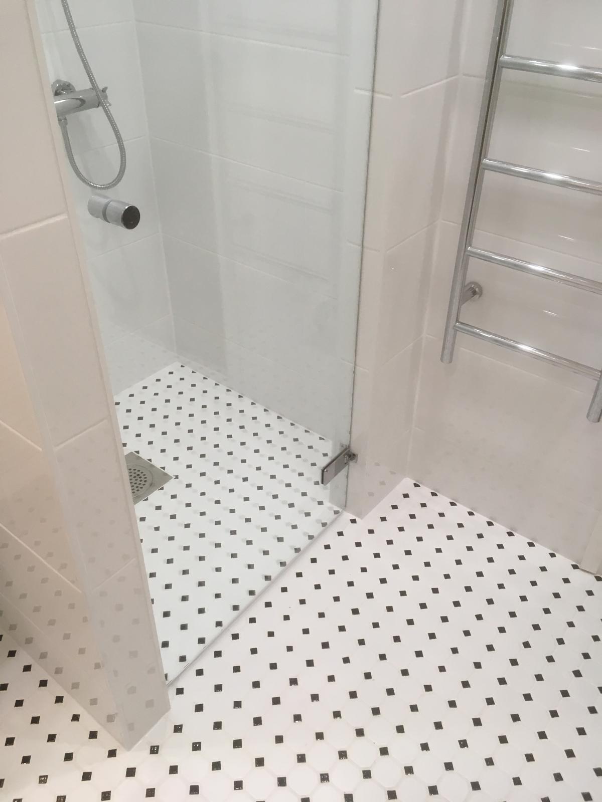 Kivityöt vaalea lattia